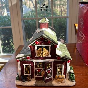 St. Nicholas Square Country Stable - like new condition. Retired in 2012